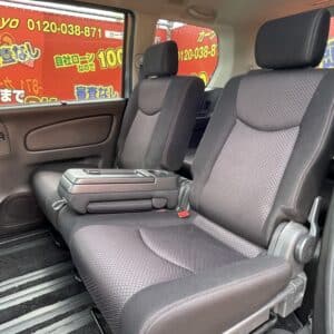 セレナ　ハイウェイスター　4WD