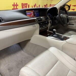 LEXUS　レクサスLS460　バージョンC・Iパッケージ　【総合評価優良車】【カスタム】【低走行6万キロ台】