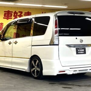 SERENA　セレナ　ハイウェイスター Vセレクション【カスタム車両】【総合評価優良車両】【車検２年付】【タイヤ４本新品】