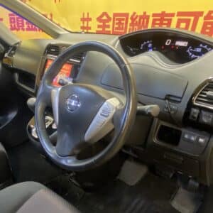 SERENA　セレナ　ハイウェイスター Vセレクション【カスタム車両】【総合評価優良車両】【車検２年付】【タイヤ４本新品】
