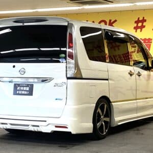 SERENA　セレナ　ハイウェイスター Vセレクション【カスタム車両】【総合評価優良車両】【車検２年付】【タイヤ４本新品】