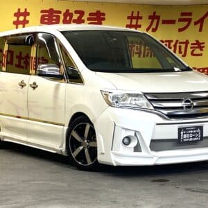SERENA　セレナ　ハイウェイスター Vセレクション【カスタム車両】【総合評価優良車両】【車検２年付】【タイヤ４本新品】