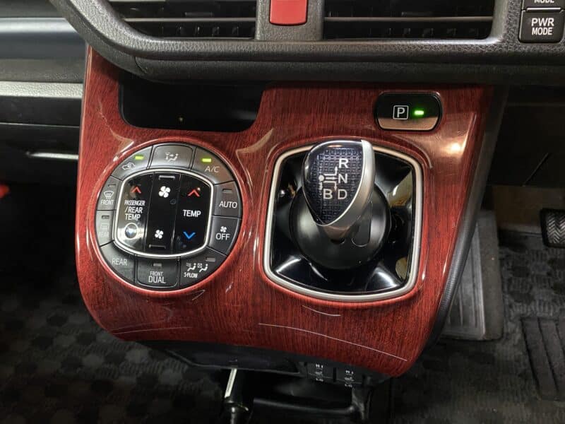 VOXY ヴォクシーHV V 【車検2年付】