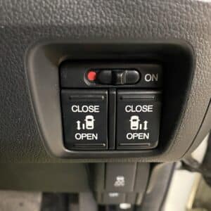N-BOX　カスタム SSパッケージ　【特別仕様車】【４WD】【新品タイヤ付】