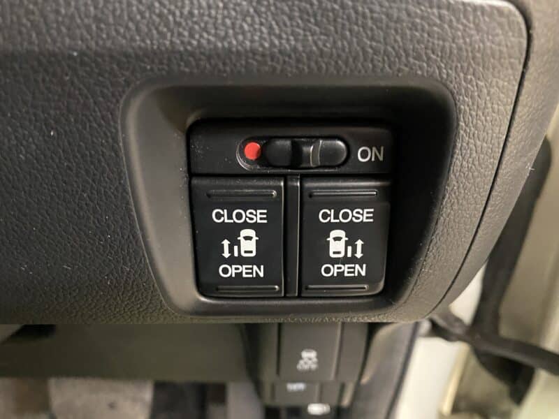 N-BOX カスタム SSパッケージ 【特別仕様車】【4WD】【新品タイヤ付】