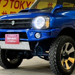 Jimny　ジムニー　クロスアドベンチャー　XC　７型【カスタム】【４ＷＤ】＂ターボ車＂　強固なラダーフレームをもつ本格的軽クロスカントリー✨リフトＵＰキット装着済み！社外前後バンパー装着済🌈4WDシステムは副変速機付きのパートタイム4WDとなり、アクティブに楽しむハイパフォーマンスモデルのXCですので、どんな道でも走行できます♪月々3万円台～ご案内✨クロスアドベンチャー専用16AW🛞！道なき道を選ぶオフロード専用タイヤ装着💪社外ナビ🗾DVD再生・Ｂｌｕｅｔｏｏｔｈ接続ＯＫ🏕️大人気車両ですので、お早目のお問い合わせをよろしくお願いいたします🙇TOKYO店専用HPでも在庫確認可能‼今すぐチェック✨ 【carlifegroup.tokyo.jp)】で検索🕵️‍♂️