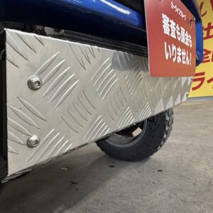 Jimny　ジムニー　クロスアドベンチャー　XC　７型【カスタム】【４ＷＤ】＂ターボ車＂　強固なラダーフレームをもつ本格的軽クロスカントリー✨リフトＵＰキット装着済み！社外前後バンパー装着済🌈4WDシステムは副変速機付きのパートタイム4WDとなり、アクティブに楽しむハイパフォーマンスモデルのXCですので、どんな道でも走行できます♪月々3万円台～ご案内✨クロスアドベンチャー専用16AW🛞！道なき道を選ぶオフロード専用タイヤ装着💪社外ナビ🗾DVD再生・Ｂｌｕｅｔｏｏｔｈ接続ＯＫ🏕️大人気車両ですので、お早目のお問い合わせをよろしくお願いいたします🙇TOKYO店専用HPでも在庫確認可能‼今すぐチェック✨ 【carlifegroup.tokyo.jp)】で検索🕵️‍♂️