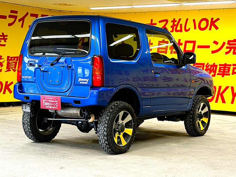 Jimny ジムニー クロスアドベンチャー XC 7型【カスタム】【4WD】"ターボ車" 強固なラダーフレームをもつ本格的軽クロスカントリー✨リフトUPキット装着済み!社外前後バンパー装着済🌈4WDシステムは副変速機付きのパートタイム4WDとなり、アクティブに楽しむハイパフォーマンスモデルのXCですので、どんな道でも走行できます♪月々3万円台~ご案内✨クロスアドベンチャー専用16AW🛞!道なき道を選ぶオフロード専用タイヤ装着💪社外ナビ🗾DVD再生・Bluetooth接続OK🏕️大人気車両ですので、お早目のお問い合わせをよろしくお願いいたします🙇TOKYO店専用HPでも在庫確認可能‼今すぐチェック✨ 【carlifegroup.tokyo.jp)】で検索🕵️♂️