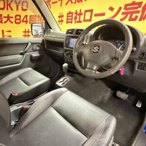 Jimny　ジムニー　クロスアドベンチャー　XC　７型【カスタム】【４ＷＤ】＂ターボ車＂　強固なラダーフレームをもつ本格的軽クロスカントリー✨リフトＵＰキット装着済み！社外前後バンパー装着済🌈4WDシステムは副変速機付きのパートタイム4WDとなり、アクティブに楽しむハイパフォーマンスモデルのXCですので、どんな道でも走行できます♪月々3万円台～ご案内✨クロスアドベンチャー専用16AW🛞！道なき道を選ぶオフロード専用タイヤ装着💪社外ナビ🗾DVD再生・Ｂｌｕｅｔｏｏｔｈ接続ＯＫ🏕️大人気車両ですので、お早目のお問い合わせをよろしくお願いいたします🙇TOKYO店専用HPでも在庫確認可能‼今すぐチェック✨ 【carlifegroup.tokyo.jp)】で検索🕵️‍♂️