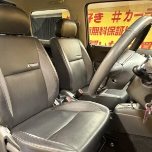 Jimny　ジムニー　クロスアドベンチャー　XC　７型【カスタム】【４ＷＤ】＂ターボ車＂　強固なラダーフレームをもつ本格的軽クロスカントリー✨リフトＵＰキット装着済み！社外前後バンパー装着済🌈4WDシステムは副変速機付きのパートタイム4WDとなり、アクティブに楽しむハイパフォーマンスモデルのXCですので、どんな道でも走行できます♪月々3万円台～ご案内✨クロスアドベンチャー専用16AW🛞！道なき道を選ぶオフロード専用タイヤ装着💪社外ナビ🗾DVD再生・Ｂｌｕｅｔｏｏｔｈ接続ＯＫ🏕️大人気車両ですので、お早目のお問い合わせをよろしくお願いいたします🙇TOKYO店専用HPでも在庫確認可能‼今すぐチェック✨ 【carlifegroup.tokyo.jp)】で検索🕵️‍♂️