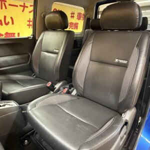 Jimny　ジムニー　クロスアドベンチャー　XC　７型【カスタム】【４ＷＤ】＂ターボ車＂　強固なラダーフレームをもつ本格的軽クロスカントリー✨リフトＵＰキット装着済み！社外前後バンパー装着済🌈4WDシステムは副変速機付きのパートタイム4WDとなり、アクティブに楽しむハイパフォーマンスモデルのXCですので、どんな道でも走行できます♪月々3万円台～ご案内✨クロスアドベンチャー専用16AW🛞！道なき道を選ぶオフロード専用タイヤ装着💪社外ナビ🗾DVD再生・Ｂｌｕｅｔｏｏｔｈ接続ＯＫ🏕️大人気車両ですので、お早目のお問い合わせをよろしくお願いいたします🙇TOKYO店専用HPでも在庫確認可能‼今すぐチェック✨ 【carlifegroup.tokyo.jp)】で検索🕵️‍♂️