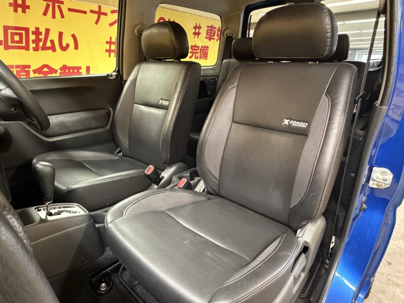 Jimny ジムニー クロスアドベンチャー XC 7型【カスタム】【4WD】"ターボ車" 強固なラダーフレームをもつ本格的軽クロスカントリー✨リフトUPキット装着済み!社外前後バンパー装着済🌈4WDシステムは副変速機付きのパートタイム4WDとなり、アクティブに楽しむハイパフォーマンスモデルのXCですので、どんな道でも走行できます♪月々3万円台~ご案内✨クロスアドベンチャー専用16AW🛞!道なき道を選ぶオフロード専用タイヤ装着💪社外ナビ🗾DVD再生・Bluetooth接続OK🏕️大人気車両ですので、お早目のお問い合わせをよろしくお願いいたします🙇TOKYO店専用HPでも在庫確認可能‼今すぐチェック✨ 【carlifegroup.tokyo.jp)】で検索🕵️♂️