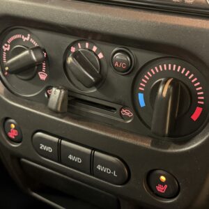 Jimny　ジムニー　クロスアドベンチャー　XC　７型【カスタム】【４ＷＤ】＂ターボ車＂　強固なラダーフレームをもつ本格的軽クロスカントリー✨リフトＵＰキット装着済み！社外前後バンパー装着済🌈4WDシステムは副変速機付きのパートタイム4WDとなり、アクティブに楽しむハイパフォーマンスモデルのXCですので、どんな道でも走行できます♪月々3万円台～ご案内✨クロスアドベンチャー専用16AW🛞！道なき道を選ぶオフロード専用タイヤ装着💪社外ナビ🗾DVD再生・Ｂｌｕｅｔｏｏｔｈ接続ＯＫ🏕️大人気車両ですので、お早目のお問い合わせをよろしくお願いいたします🙇TOKYO店専用HPでも在庫確認可能‼今すぐチェック✨ 【carlifegroup.tokyo.jp)】で検索🕵️‍♂️