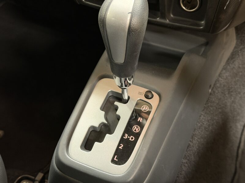 Jimny ジムニー クロスアドベンチャー XC 7型【カスタム】【4WD】"ターボ車" 強固なラダーフレームをもつ本格的軽クロスカントリー✨リフトUPキット装着済み!社外前後バンパー装着済🌈4WDシステムは副変速機付きのパートタイム4WDとなり、アクティブに楽しむハイパフォーマンスモデルのXCですので、どんな道でも走行できます♪月々3万円台~ご案内✨クロスアドベンチャー専用16AW🛞!道なき道を選ぶオフロード専用タイヤ装着💪社外ナビ🗾DVD再生・Bluetooth接続OK🏕️大人気車両ですので、お早目のお問い合わせをよろしくお願いいたします🙇TOKYO店専用HPでも在庫確認可能‼今すぐチェック✨ 【carlifegroup.tokyo.jp)】で検索🕵️♂️