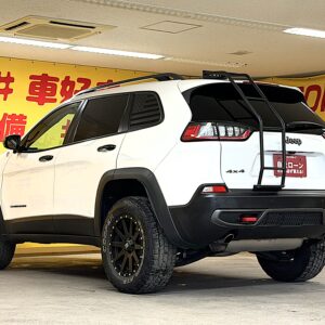 JEEP CHEROKEE　ジープチェロキー　トレイルホーク【カスタム】【４WD】【車検2年付】
